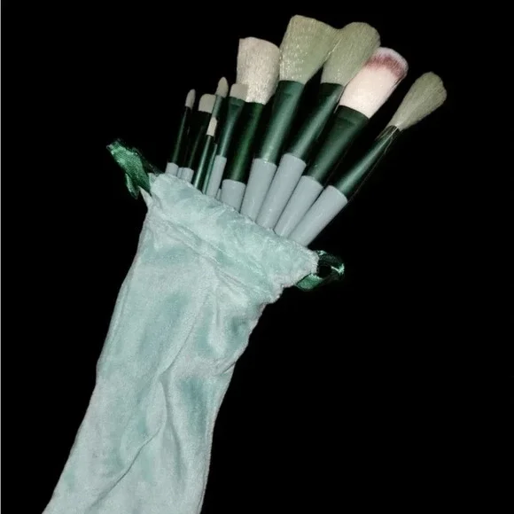 NIP 13 Piece Green Makeup Brush Set - Picture 2 of 3